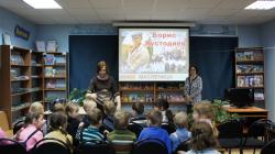 Сотрудники Межпоселенческой библиотеки рассказывают дошкольникам о картине Кустодиева "Масленица"